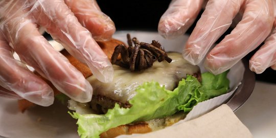 Ekstremnya hamburger berisi tarantula, berani coba?