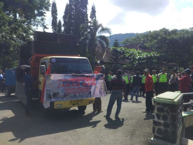 warga trenggalek demo salah kelola perencanaan pembangunan jalan