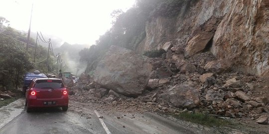 Akibat longsor, kendaraan menumpuk di perbatasan Riau-Sumatera Barat