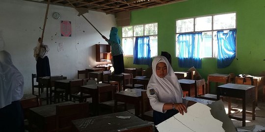 SMPN2 Kalibening terdampak gempa, siswa & guru gotong royong bersihkan puing