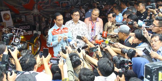 Pembukaan IIMS 2018, Menperin Airlangga pamerkan mobil pedesaan di depan Jokowi