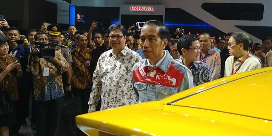Gunakan jaket denim custom, Jokowi tinjau pameran di IIMS