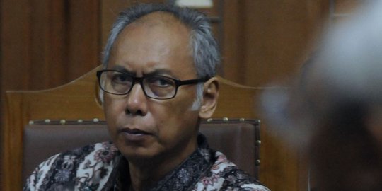 Bimanesh kesal saat Fredrich datang ke apartemen antar resume pengobatan Novanto