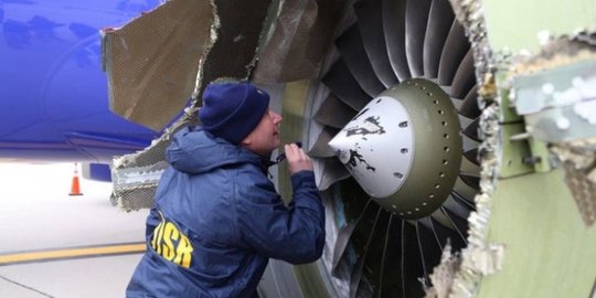 Otoritas penerbangan AS lakukan inspeksi mesin pesawat yang meledak di udara