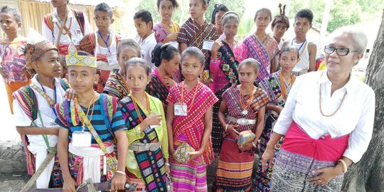 Kekuatan 'ayam betina' untuk Mama Emi bertarung di Pilgub NTT