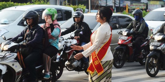 Cantiknya Polwan berkebaya atur lalu lintas di Jatinegara