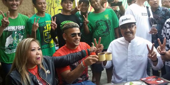 Asik ditemani Kopi dan Ketan Punel, Gus Ipul Ngobrol bola bareng 'El Loco'