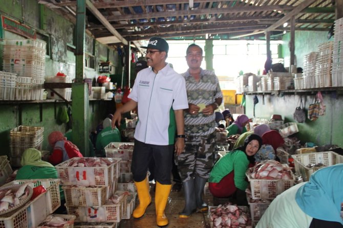 gus ipul di tempat pelelangan ikan tpi brondong lamongan