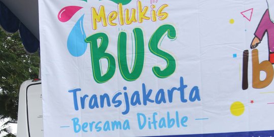 Sambut Hari Kartini, anak-anak Difabel antusias lukis bus Transjakarta
