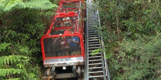 Buat yang punya nyali, naik kereta dengan kemiringan 52 derajat