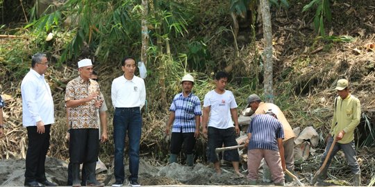 Kagum proyek Padat Karya Tunai, ini pesan Jokowi ke Mendes Eko Putra