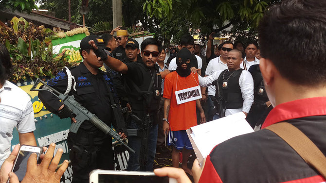 rekontruksi pembunuhan purnawirawan tni al di pondok labu