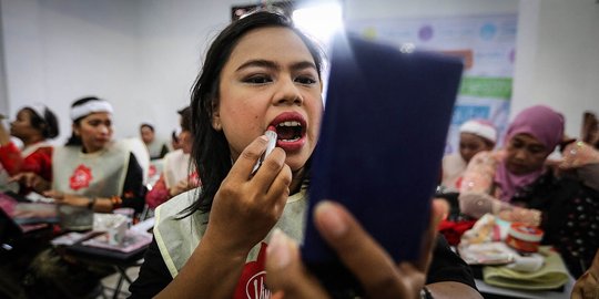 Hari Kartini, ojek online wanita berdandan bak model