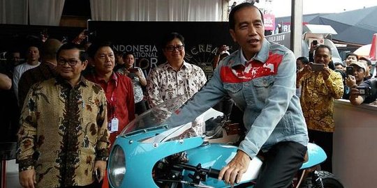 Begini aksi Jokowi naik Cafe Racer milik Gibran