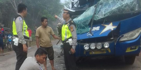 Truk tabrak bus di Rokan Hilir, 1 penumpang tewas