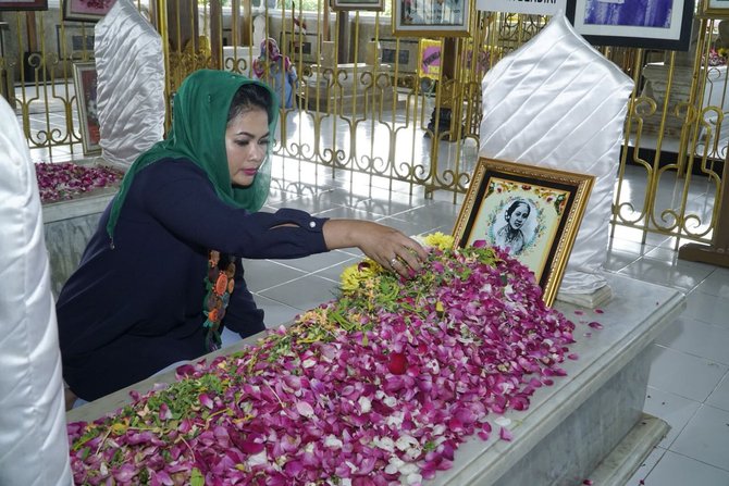 puti guntur nyekar makam ra kartini