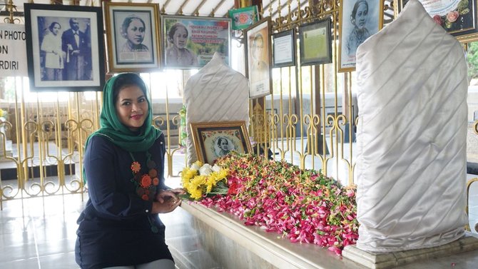 puti guntur nyekar makam ra kartini