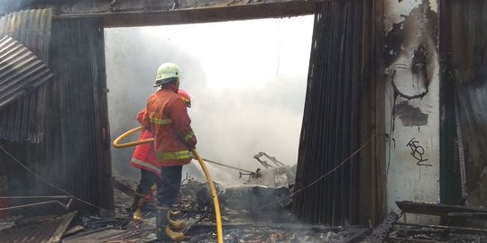 3 Rumah di belakang kampus ISTN Jagakarsa terbakar, 4 unit damkar diterjunkan