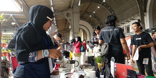 Hari Kartini, PT KCI undang barista perempuan bagikan kopi di Stasiun Kota