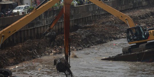 Cegah pendangkalan, lumpur Kanal Banjir Barat dikeruk