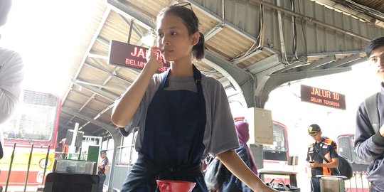 Cerita unik di Hari Kartini, calon dokter cantik yang lebih mencintai meracik kopi