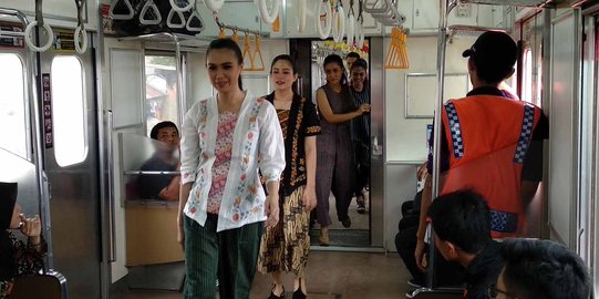 KCI meriahkan Hari Kartini, penumpang KRL ditemani lenggak lenggok peragawati