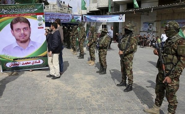 orang orang bersenjata dari brigade izzedine al qassam kelompok hamas berdiri di depan rumah fadi al batsh