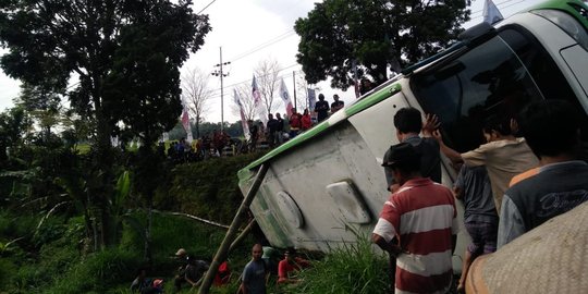 Tak kuat menanjak, minibus terguling dan tiga orang tewas