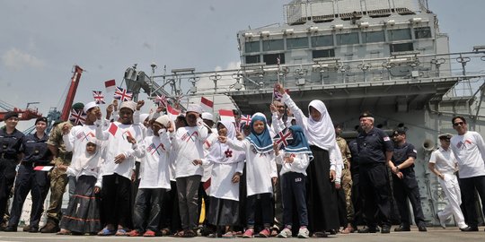 Keceriaan anak panti asuhan kunjungi kapal perang Inggris HMS Albion