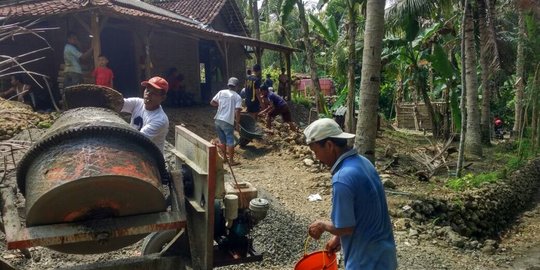 PDIP gotong royong bangun MCK di rumah warga stunting Trenggalek