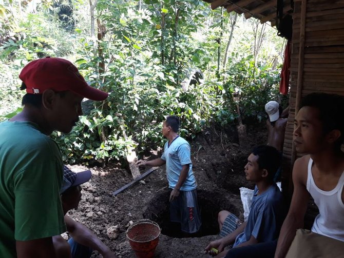 pdip gotong royong bangun rumah warga kasus stunting di trenggalek