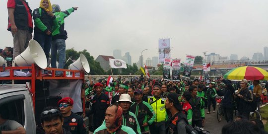 Driver ojek online mulai padati depan Gedung DPR