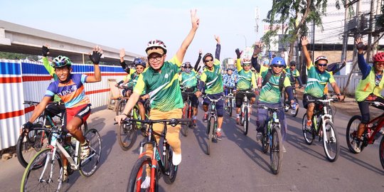 Aksi bersepeda santai Menaker Hanif Dhakiri bersama buruh