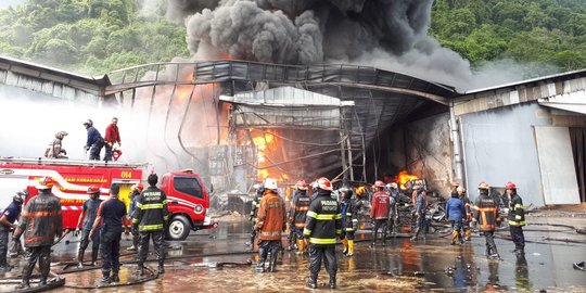 Gudang pabrik karet di Padang terbakar, 19 mobil damkar dikerahkan