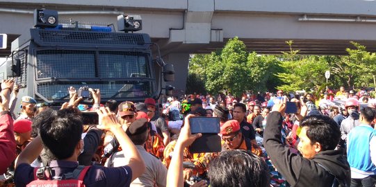 Demo tolak putusan MA memanas, massa petahana Pilwalkot Makassar bakar ban