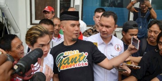 Datangi sidang eksepsi, Ahmad Dhani pakai style baru yang lebih keren