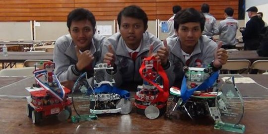 4 Robot buatan  mahasiswa Indonesia kalahkan Amerika dan 