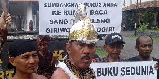 Tumbuhkan minat membaca, Kopral Bagyo berkostum Hanoman bagikan buku ke warga
