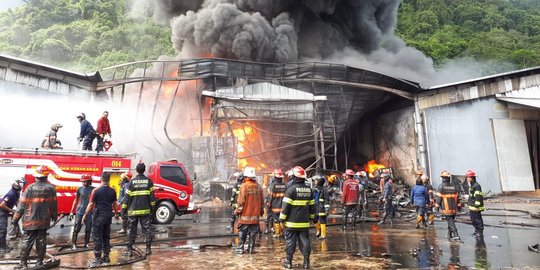 Sudah 12 jam kebakaran gudang karet di Padang belum padam