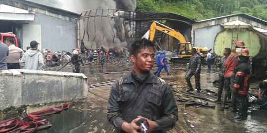 Kebakaran gudang karet di Padang padam, 6 petugas Damkar terluka