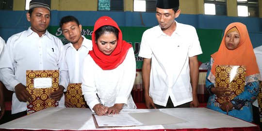 Puti Guntur teken kontrak politik dengan guru dan pegawai tidak tetap