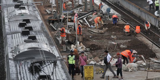 Memantau progres pembangunan stasiun penunjang jalur kereta DDT