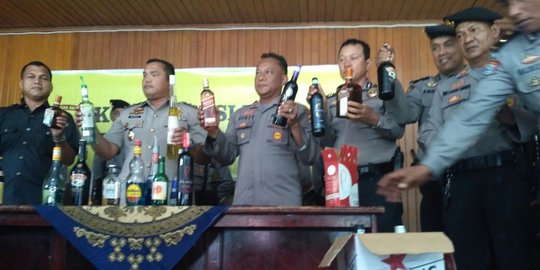 Ratusan botol miras ilegal disita dari 3 kafe di Padang