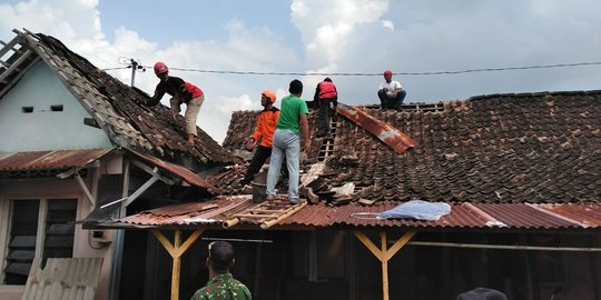 Relawan bantu warga perbaiki rumah rusak dihantam puting beliung