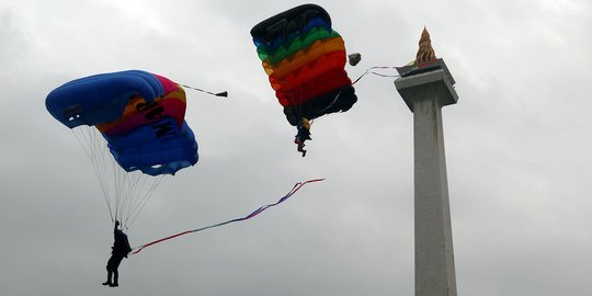 Atraksi prajurit wanita TNI-Polri meriahkan apel Hari Kartini