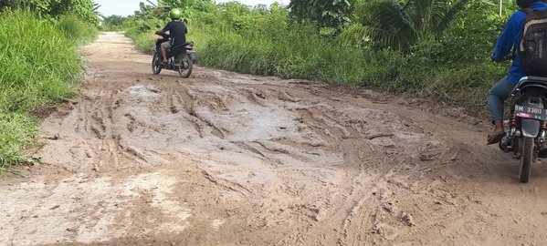 'Lebih bagus kubangan sapi daripada jalan kami'