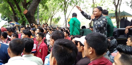 Demo di Gedung DPRD, Mahasiswa tuding polisi tak netral di Pilgub Sumut