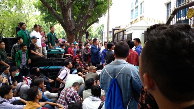 mahasiswa demo di gedung dprd sumut