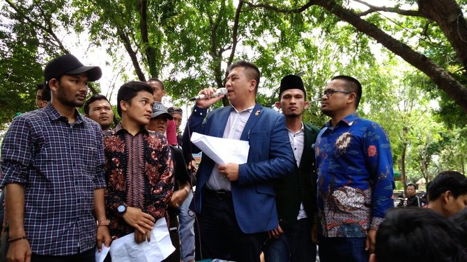 mahasiswa demo di gedung dprd sumut