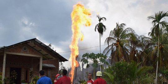 Api setinggi pohon kelapa menyembur dari sumur minyak di Aceh